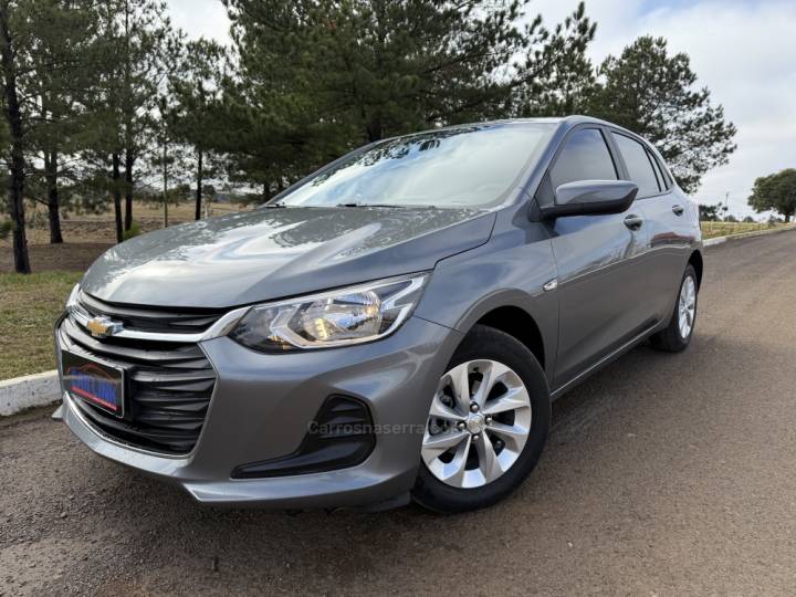 CHEVROLET - ONIX - 2022/2023 - Cinza - R$ 74.900,00